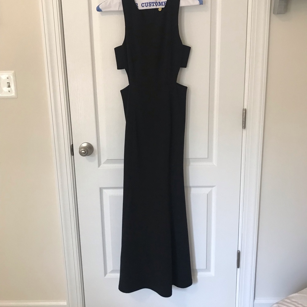 Lulu’s black dress